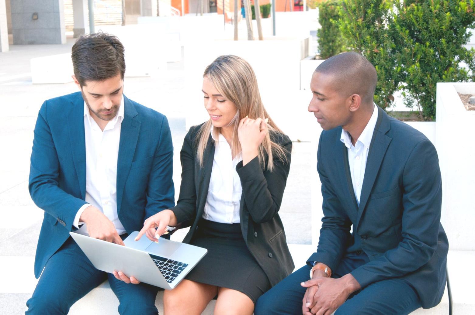 Espace de travail moderne avec équipements de gestion budgétaire